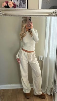 It Girl Wardrobe, Clean Girl College Outfits, White Aesthetic Outfit Girl, Clean Girl Comfy Outfit, Clean Girl Fall Aesthetic, Clean Girl Astethic Outfit, Popular Girl Aesthetic Outfits, That Girl Aesthetic Outfits, Aesthetic Styles Outfits