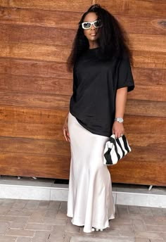 Sunday Market Outfit, Neutral Outfit Ideas Summer, Satin Maxi Skirt Outfit, Maxi Satin Skirt, Everyday Casual Outfits, Sassy Outfit, Cute Skirt Outfits, Hippie Style Clothing, Stylish Work Attire