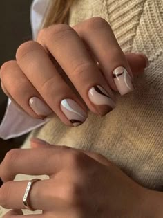 short square brown abstract design nails Tan Nail Designs, Fall Nails Squoval, Starbucks Nails, Nails Beige, Ongles Beiges, Taupe Nails, Tan Nails, Beige Nails