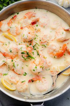 a pan filled with shrimp and lemon sauce