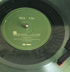 a green record with the word sza curl on it