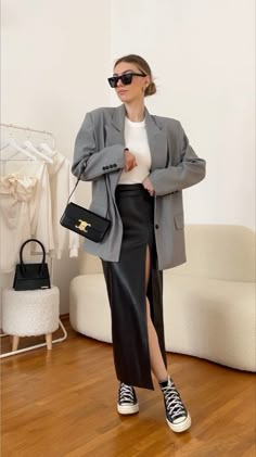 Rainy Work Outfit, Art Exhibition Outfit Ideas, Rainy Summer Outfit, Triomphe Celine, Business School Outfit, Bags 2024, Midi Skirt Outfit, Aesthetic Bags