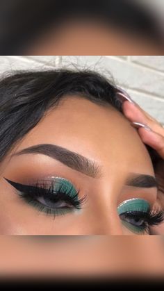 Green Makeup Ideas Eyeshadows, Quince Makeup Ideas Emerald Green, Teal Makeup Looks For Brown Eyes, Eye Makeup Turquoise, Dark Green Makeup Looks Quince, Hunter Green Eyeshadow Looks, Concert Makeup Looks Green, Torquise Makeup Looks, Emerald Green Eyeshadow Quince