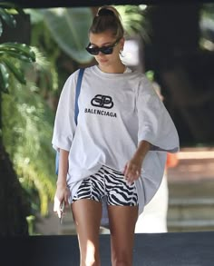 Hailey Bieber Gym Style, Cute Biker Shorts Outfit Summer, Hailey Bieber Sport Style, Biker Shorts Outfit Hailey Bieber, Athleisure Hailey Bieber, Gigi Hadid Biker Shorts, Cute Tomboy Outfits, Activewear Print