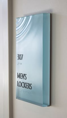 there is a sign on the wall that says men's lockers