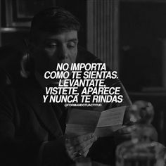 a man sitting at a table with a book in his hand and the caption reads, no importa como te sent