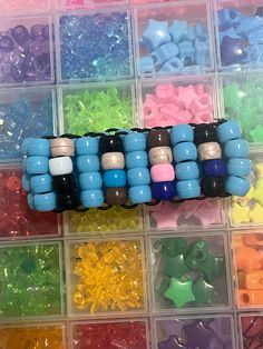 Weezer Kandi Cuff, Fun Kandi Ideas, Kandi Singles Ideas No Words, Kandi Cute, Dhmis Kandi, Kandi Star Ideas, Kandi Square, Punk Kandi, Arcane Kandi