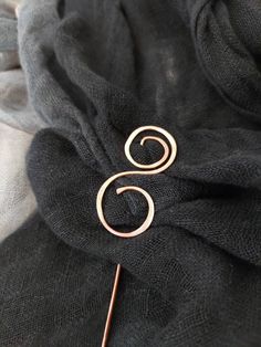 This hammered copper simple swirl shawl pin is a lovely way to provide "hands free" shawl wearing. Upcycled from salvaged copper wire, each pin is hand formed and hardened. Decorative portion of pin is approximately 2.5". Entire length varies from 3" to 4". Super easy to wear. A great gift for a knitting or crocheting buddy....or yourself! Sunflower Season, Country Chic Outfits, Scarf Pins, Copper Jewellery, Shawl Pin, Scarf Pin, Shawl Pins, Hammered Copper, Pin Badges