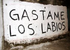 graffiti written on the side of a building reads gasstame los laboros in spanish