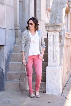 Pink Jeans Outfit with Grey Cardigan JoLynne Shane Pink Jeans Outfit, Teachers Outfits, Outfits With Grey Cardigan, Pink Pants Outfit, How To Wear Cardigan, Mint Jeans, Jeans Rosa, Jeans Outfit Spring, Fall Vest