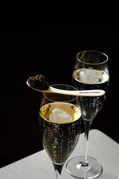 Black Caviar Caviar Set Up, Champagne And Caviar Aesthetic, Caviar And Champagne Party, Champagne And Caviar Party, Caviar Photoshoot, Caviar Wedding, Caviar Martini, Caviar Serving Ideas, Caviar Bump