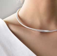 This gorgeous minimalist choker is handcrafted with soft, pliable brass, so it can be bended to fit your very own neck perfectly - all you need to do is open it softly, close it behind your neck as much as you want and bend to fit unto your collarbone and neck just the way you like it - that's it - now it fits your own body shape and is comfortable and ready to wear every day. Also available in gold and non twisted versions. #This necklace/collar has no 'length' measurement as it is already curv Silver Choker Necklace, Statement Choker, Silver Choker, Tragus Piercings, Necklace Minimalist, Choker Necklaces, Gorgeous Necklaces, Collar Necklace