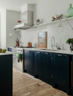 the kitchen is clean and ready to be used as an appliance for sale