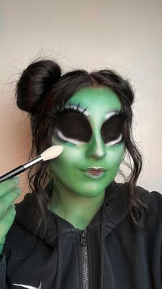 Simple Alien Makeup, Green Alien Costume, Horror Drag, Witch Face Paint, Alien Make-up, Zombie Face Paint, Weird Characters