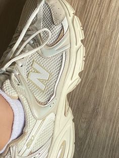 White Lace-up Chunky Sneakers By New Balance, Sneakers Fashion, Tennis, Sneakers