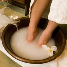 One of the best softening, detoxifying foot soaks ever! Fill a large bowl with warm water and add 1 cup apple cider vinegar with 1 cup Epsom salt. Soak your feet for 10-15 minutes, rinse and lightly scrub with pumice stone. Then say hello to gorgeous feet :) Acrylic Nails Natural, Foot Soaks, Foot Soak, Pumice Stone, Homemade Remedies, Epsom Salt