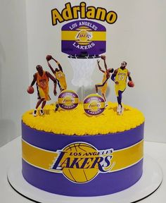 the cake is decorated with figurines of lakers players and an ad for los angeles lakers