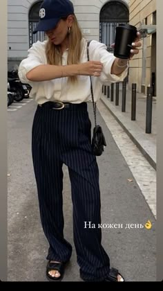 Pin Stripe Pants Outfit Work, Berlin Style Summer, Berlin Street Fashion, Pinstripe Pants Outfit, Berlin Outfit, Outfit Estate, Berlin Street Style