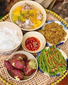 there are many different foods in bowls on the table