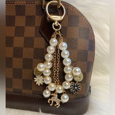 Daisy Flowers Faux Pearl Bag Charm Keychain New Handmade Total Length Approx 6” Luxury Keychain Aesthetic, White Bag With Keychain As Gift, Key Chain Charms, Diy Bag Charm Ideas, Keychain Essentials, Bag Charm Inspiration, Purses With Charms, Bag Charm Ideas, Cloth Keychain