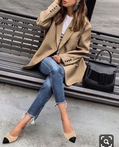 Mode Over 50, Edgy Work Outfits, Jeans Outfit For Work, Look Zara, Fall Fashion Coats, Stil Boho, Blazer Jeans, Summer Work Outfits, Mode Casual