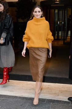 Mustard Heels Outfit, Nude Boots Outfit Winter, Nude Boots Outfit, Mid Calf Boots Outfit, Cream Leather Boots, Olivia Palermo Street Style, Boots Nude, Boots Street Style, Street Style Milan