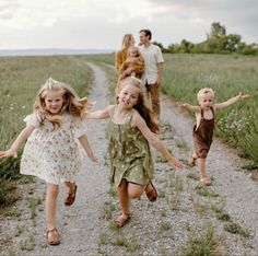 Family Photos Whimsical, Family Farm Photoshoot Ideas, Family Of 5 Photography Poses, Epic Family Photos, Family Photos 2 Daughters, Active Family Photos, Family Photos Grassy Field, Family Photos Two Children