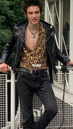 Sid Vicious Louis Partridge, Punk Outfit Men, Punk Fashion Men, Louis Patridge, Punk Men, Sid Vicious, Masc Outfits