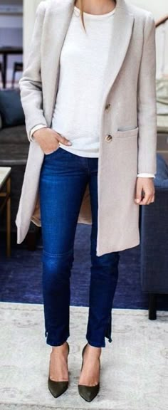 I love this, favourite pair of blue jeans with a favourite white tee and a fashionable coat or sweater over top Early Fall Fashion, Fall Fashion Coats, Fall 2014 Fashion, Tailored Coat, Amal Clooney, Winter Street, Grey Coat, Looks Street Style