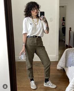 90s Vibes Outfit, Queer Fall Fashion, Queer Outfits Women, Street Style Curvy, Adrogonus Outfits, Queer Fashion Women, Nail Y2k, Casual Edgy Outfits, Lesbian Style