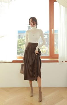 Winter Dresses For The Office, Sezane Midi Skirt, Modest Fashion Elegant, Work Modest Outfit, Modest Outfits Work, Formal Dresses For Work Offices, Elegant Modest Outfit, Boots Professional Outfit, Elegant Outfit Winter Classy