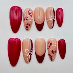 Celebrate with our Red Candy Cane Gift Symbols Christmas Press On Nails! These reusable nails feature festive candy cane and gift designs, perfect for a custom holiday look. Easy to apply in both short and long styles! 🌸Thank you for supporting my small business.🌸 You can reuse all the nails you purchased from us multiple times, if you handle them with care 📦𝐖𝐡𝐚𝐭 𝐜𝐨𝐦𝐞𝐬 𝐰𝐢𝐭𝐡 𝐲𝐨𝐮𝐫 𝐩𝐫𝐞𝐬𝐬 𝐨𝐧 𝐧𝐚𝐢𝐥 𝐤𝐢𝐭? 10 𝘯𝘢𝘪𝘭𝘴 𝘰𝘧 𝘺𝘰𝘶𝘳 𝘴𝘪𝘻𝘦 24 𝘢𝘥𝘩𝘦𝘴𝘪𝘷𝘦 𝘴𝘵𝘪𝘤 Red And Gold Holiday Nails, Boho Christmas Nails, Christmas Nails Short Simple, Christmas Nails Matte, Christmas Nails Candy Cane, Candy Cane Christmas Nails, Christmas Party Nails, Press On Nail Kit, Christmas Press On Nails