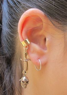 https://www.martymagic.com/skull-and-scimitar-ear-cuff-bronze/ Skull Earring, Pirates Gold, Ear Cuff Chain, Jewelry Skull, Pirate Jewelry, Pirate Accessories, Types Of Ear Piercings, Wrap Earrings, Skull Jewelry