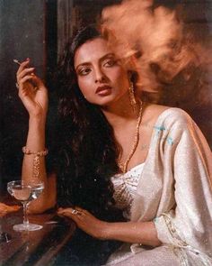 Rekha Actress, South Asian Aesthetic, Filmy Vintage, Desi Aesthetics, Shotting Photo