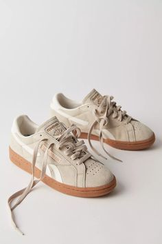 Reebok Club C Grounds Sneakers | Free People Shoes Inspo 2024, Winter Shoes Aesthetic, Old School Sneakers, Autumn Sneakers, Beige Trainers, Photographie Indie, Fall Sneakers, Beige Sneakers, Low Top Shoes