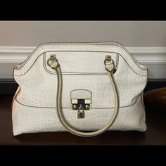 Brand New Guess Handbag. Never Worn. Has Lots Of Compartments And Is Spacious! Guess Stephi Bag, Bags Guess, Guess Shoulder Bag, Guess Handbag, Slouch Bags, Guess Purses, Satchel Tote Bag, Denim Tote Bags, Guess Handbags