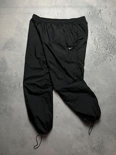 Vintage Nike Track Drill Pants Baggy Gorpcore Joggers y2k Size Men's / US 38 / EU 54 Color Black Condition Gently Used Nike Nylon Track Pants The material is pleasant to the body. In a good condition. Fast sending! Size XXL Length - 109 cm Waist - 47 cm Inseam - 79 cm Leg Opening - 23 cm Front Rise - 34 cm Thigh - 37 cm Condition : 9/10 - ALL ITEMS ARE HEAT TREATED AND WASHED BEFORE SHIPPING - FOLLOW MY STORE - SEE MY OTHER ITEMS Nike Drill, Nike Gorpcore, Baggy Gorpcore, Nylon Track Pants, Baggy Joggers, Nike Track Pants, Pants Baggy, Nike Vintage, Pantalon Large