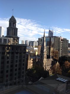 the city skyline is shown with tall buildings