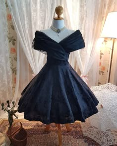 Dark Blue Dresses Short, Prom Dress Mid Length, Short Ball Dresses, Cute Knee Length Dresses, 1950s Ball Gown, Promotion Dresses, Floral Dresses With Sleeves, Cocktail Dresses With Sleeves, Classic Prom Dress