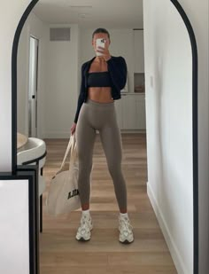 Cute Hiking Outfit, Pilates Outfit, Gymwear Outfits, Pilates Clothes, Look Legging, Cute Workout Outfits, Cute Gym Outfits, Outfit Yoga, Fitness Inspiration Body