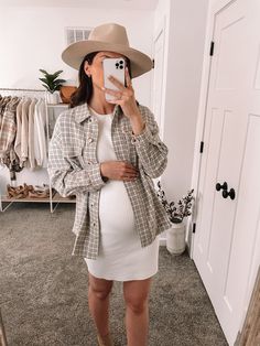 Pregnacy Fashion Outfits Fall, Maternity 2022 Fashion, Early Fall Maternity Outfits, Neutral Maternity Outfit, Fall Outfits Pregnant Women, Maternity Night Out Outfit, Thanksgiving Outfit Pregnant, White Maternity Outfit, Fall Outfits Pregnant