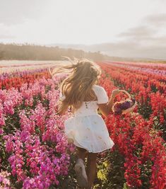 Tulip Garden Photoshoot, Flower Feild Pics, Flower Fields Photoshoot, Tulip Farm Photoshoot, Cowboy Poses, Garden Poses, Tulip Photoshoot, Fields Photoshoot, Tulip Photos