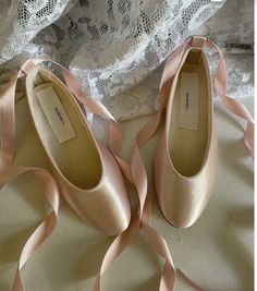 Spring Lace-up Dance Shoes, Ballet Style Closed Toe Dance Shoes, Elegant Ankle Strap Dance Shoes For Spring, Minimalist Bride, Dr Shoes, Ballerina Style, Quoi Porter, Ballet Fashion, Pink Ballerina