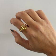 This chunky gold ring is a beautiful piece! Elegant and unique gold knot that is sure to make a statement. - gold filled- Style: Minimalist Ring For Women Gold, Gold Chain Ring, Thick Gold Ring, Ring Minimalist, Style Minimalist, Rings For Her, Chain Ring, Gold Filled Chain, Ring For Women