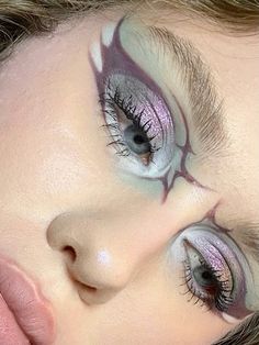 Eyeliner Designs, Lovely Makeup, Euphoria Makeup, Graphic Eyeliner, Abstract Graphics, Goth Makeup