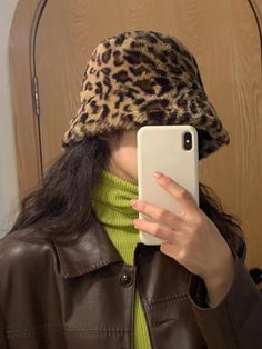 Multicolor Casual Collar  Franela Estampado de Leopardo Sombrero cubo Embellished   Accesorios de Mujer Leopard Bucket Hat Outfit, Leopard Hat Outfit, Fuzzy Bucket Hat Outfit, Bucket Hat Outfits, Leopard Bucket Hat, Cute Bucket Hats, Bucket Hat Outfit, Bucket Hat Fits, Leopard Hat