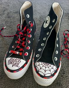 Doodle Shoes, Diy Converse, Cute Converse Shoes, Converse Design, Grunge Shoes, Converse Aesthetic, Custom Sneakers Diy, Cute Converse, Alt Clothes