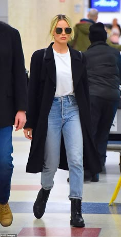 Margot Robbie Outfit, Looks Chic, Margot Robbie, Up Girl, Looks Vintage, Boots Outfit, Who What Wear