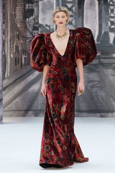 2020s Fashion, Paul Costelloe, Kaftan Designs, Dresses Fall, Haute Couture Dresses, Floral Fashion, Red Outfit, Gorgeous Gowns, Dark Fashion