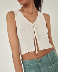 Chaleco de mujer con cierre de cordones en el pecho y escote de pico Look Jean, Raw Color, Shirt Blouses Tops, Top Cropped, Sleeveless Crop Top, New Wardrobe, Ribbed Fabric, Skirt Pants, Jeans Pants